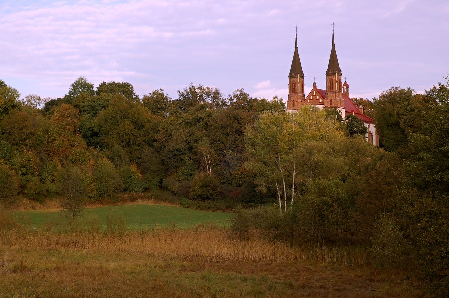 Kościół-parking-staw_październik 2011
