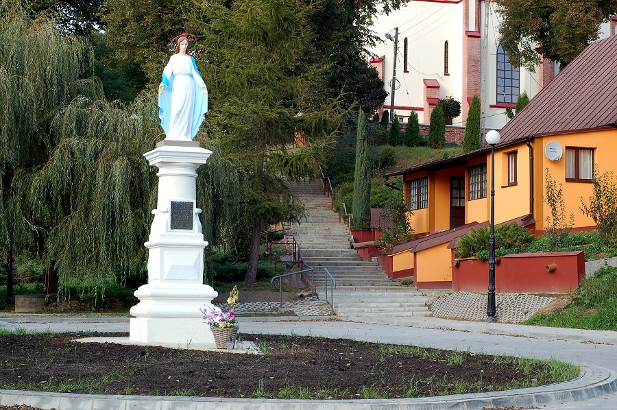 Kościół-parking-staw_październik 2011