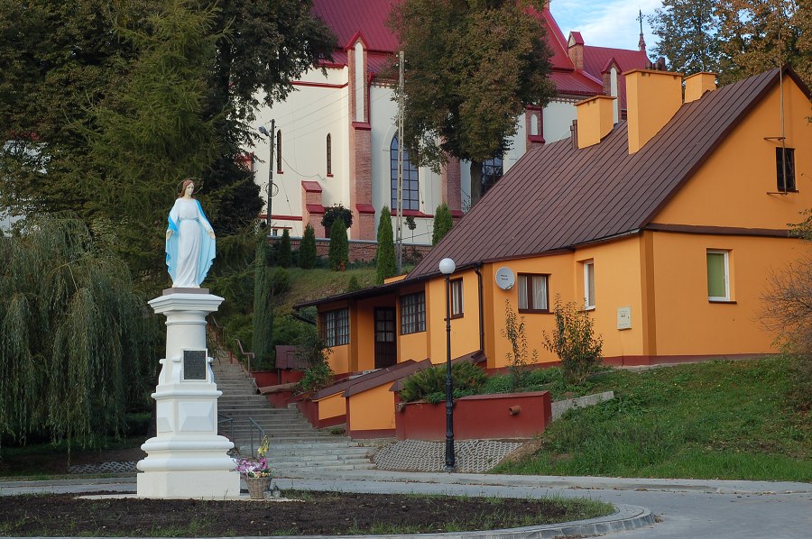 Kościół-parking-staw_październik 2011