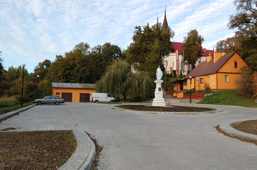 Kościół-parking-staw_październik 2011