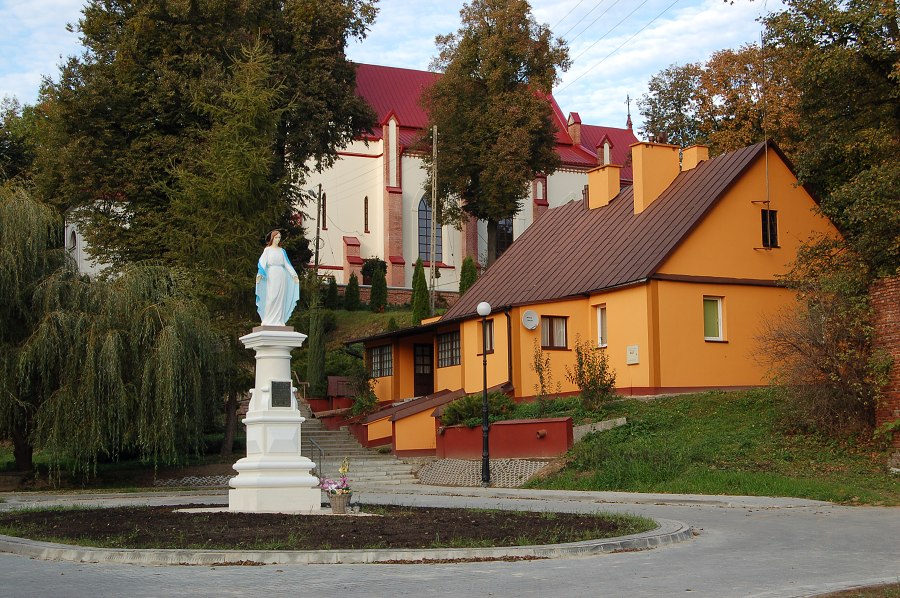 Kościół-parking-staw_październik 2011