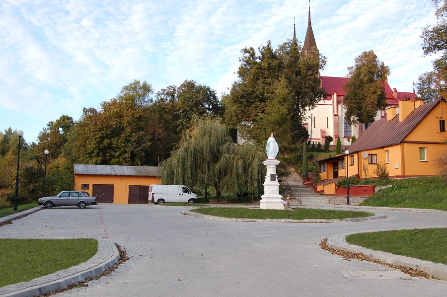 Kościół-parking-staw_październik 2011
