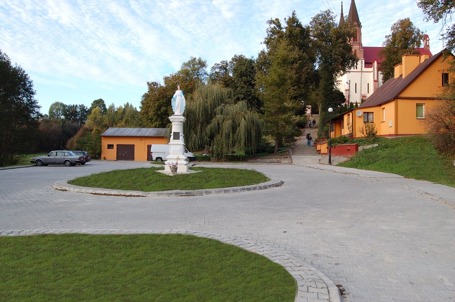 Kościół-parking-staw_październik 2011