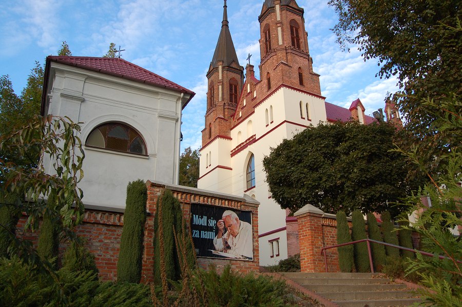 Kościół-parking-staw_październik 2011