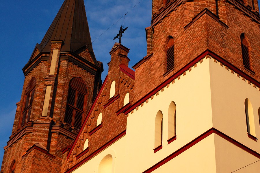Kościół-parking-staw_październik 2011