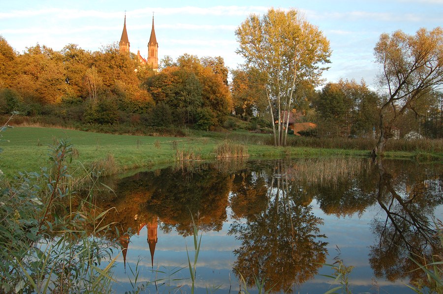 Kościół-parking-staw_październik 2011